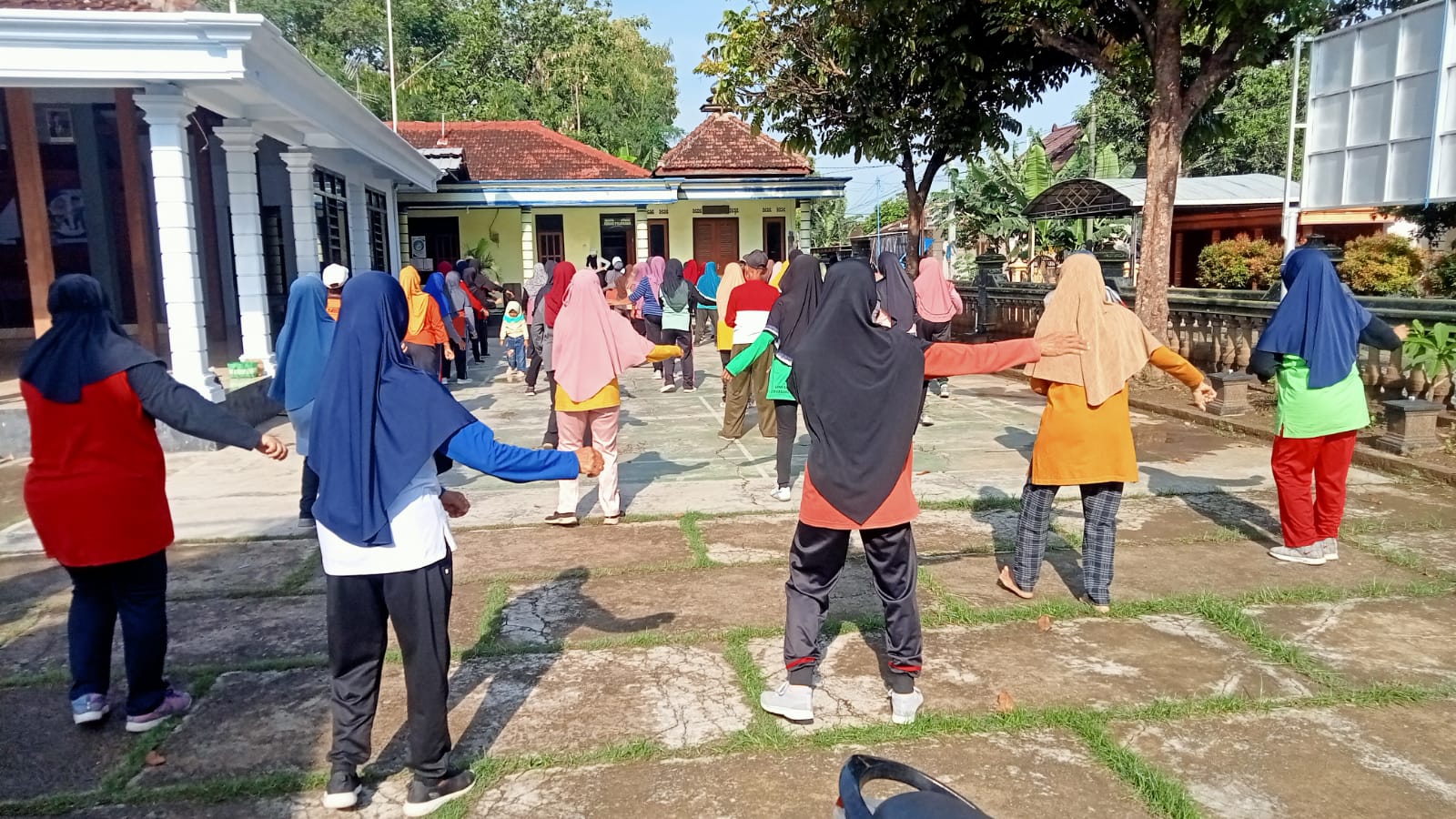 Senam Rutin Lansia Desa Grogol, Wujud Kepedulian Terhadap Kesehatan Warga